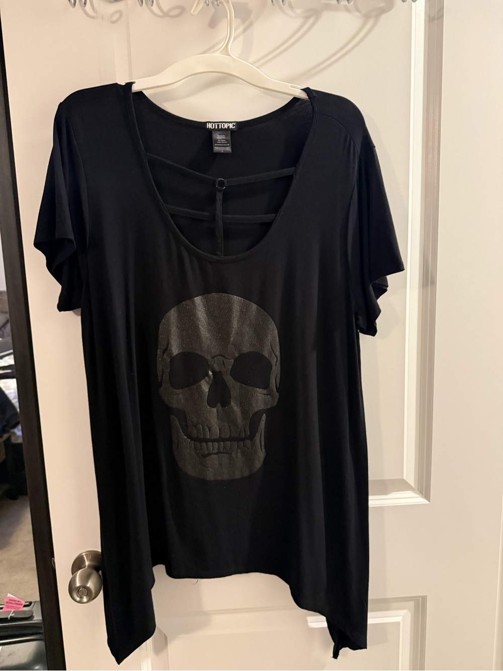 Hot Topic Black Short Sleeve Skull Graphic Tee